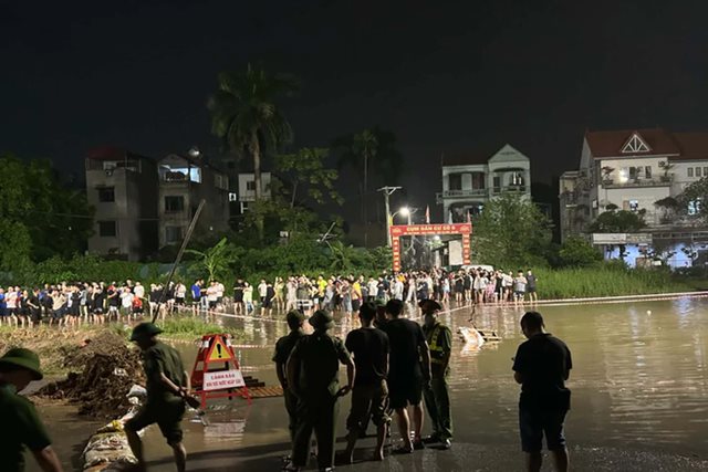 Xót xa tân sinh viên nghi bị nước cuốn mất tích trên phố ngập